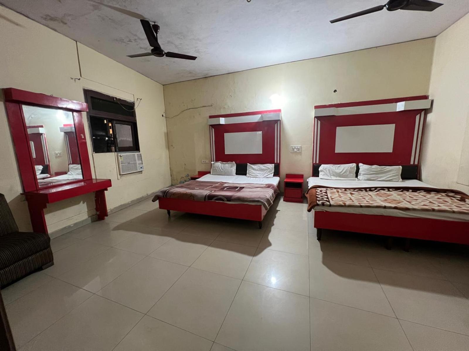 Hotel Skylark Amritsar Exterior photo